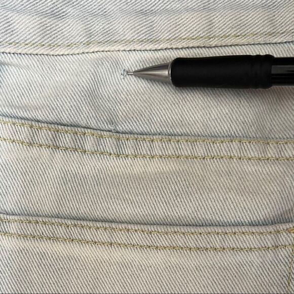 PrettyLittleThing Bleach Wash Raw Hem Hot Pants - Picture 6 of 8